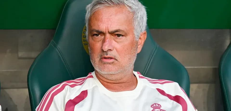 Entrenador sentado en el banquillo de un partido