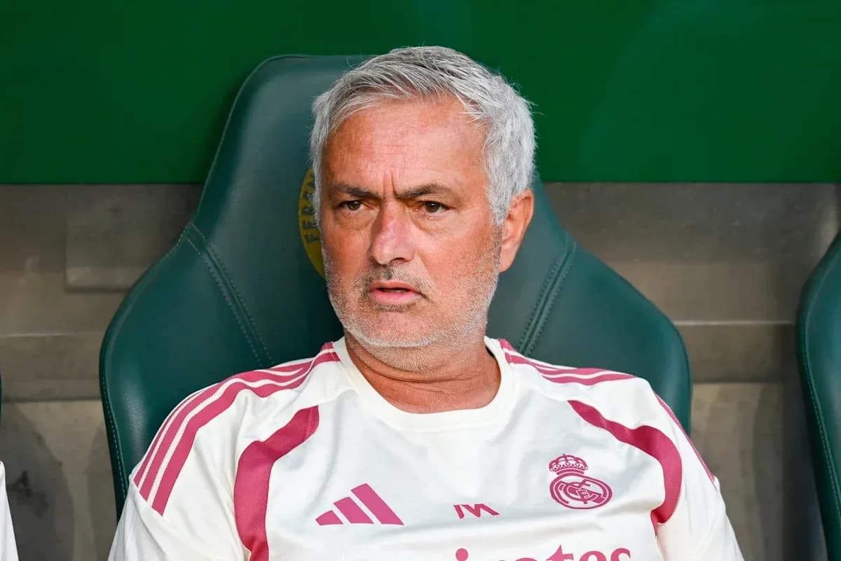 Entrenador sentado en el banquillo de un partido Entrenador sentado en el banquillo de un partido