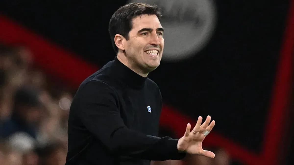 Entrenador dando instrucciones durante el partido