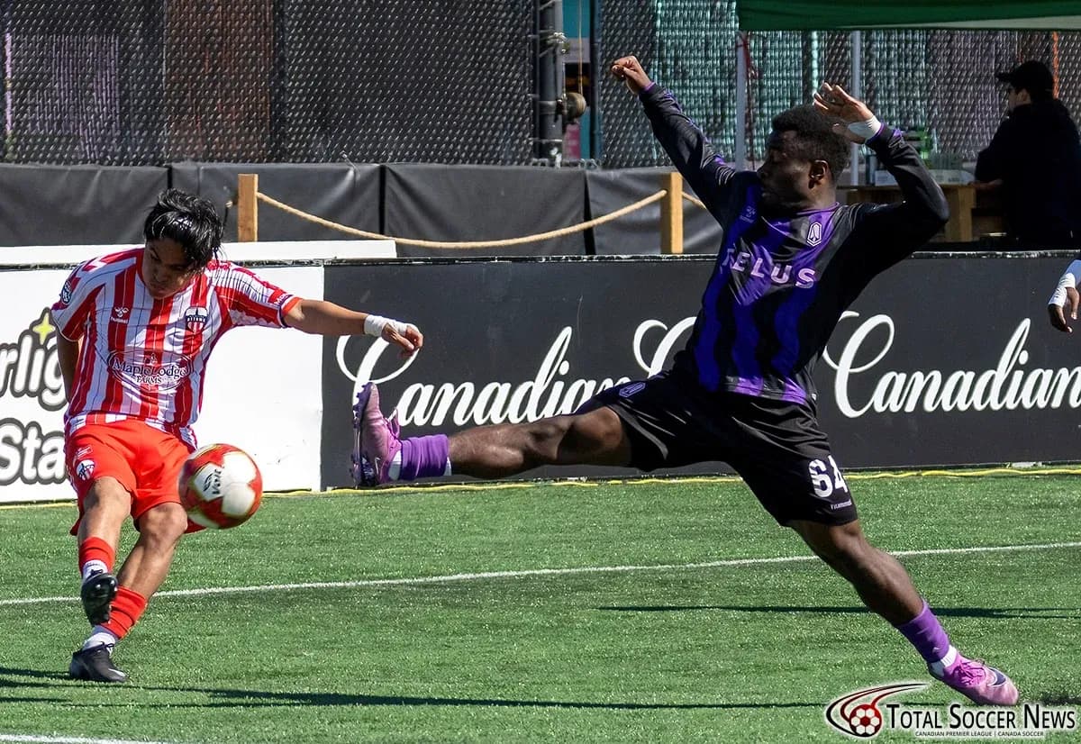 Jugador de Atlético Ottawa chutando el balón