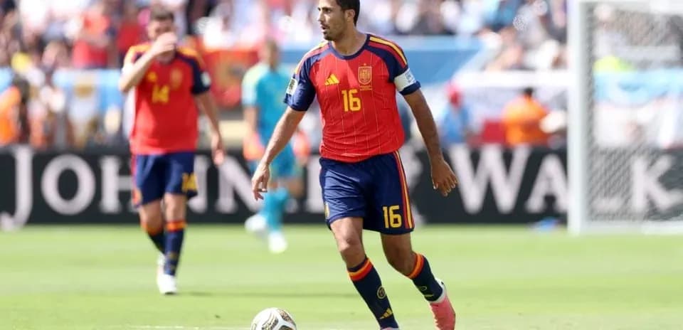Jugador español con balón durante un partido