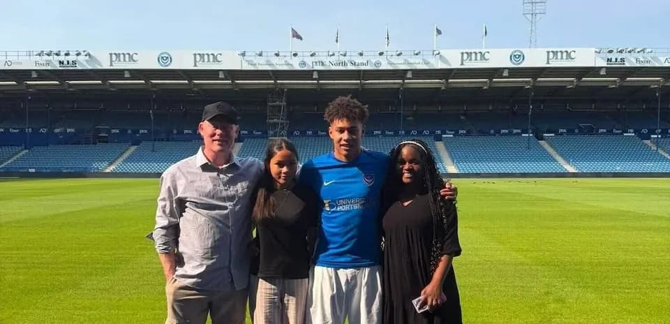 Jugador con familia en el estadio de Portsmouth