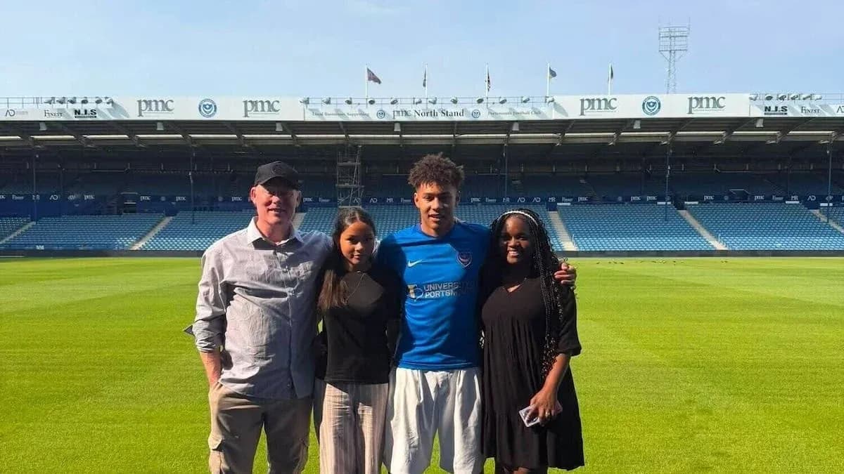 Jugador con familia en el estadio de Portsmouth