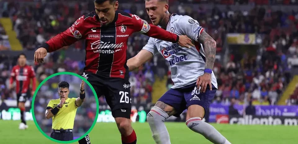 Jugador de Atlas y Cruz Azul en acción