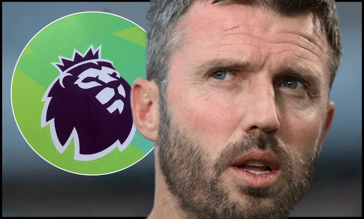 Entrenador hablando con el logotipo de la Premier League