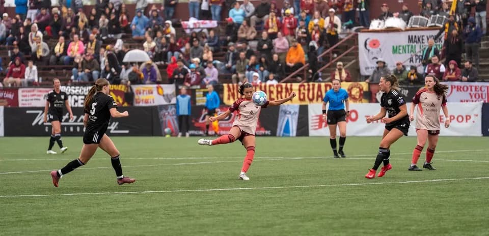 Jugadora de fútbol en acción durante el partido