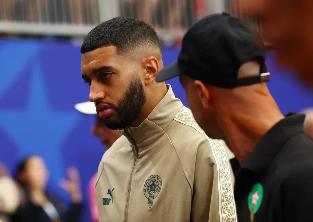 Jugador de Marruecos en conversación antes del partido