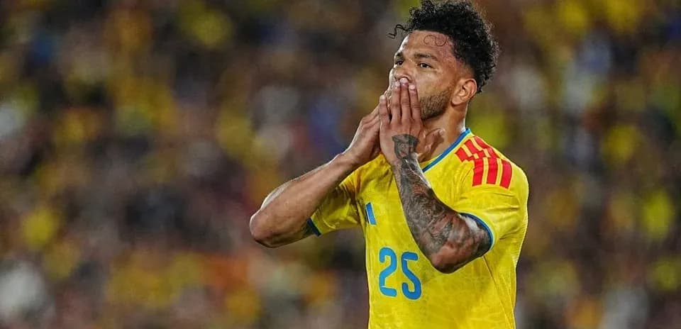 Jugador de Colombia con camiseta amarilla en partido