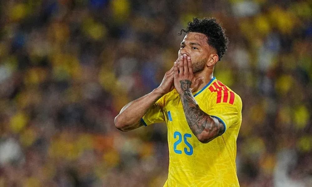 Jugador de Colombia con camiseta amarilla en partido