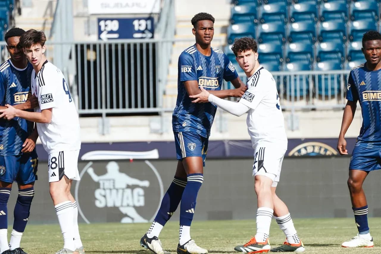 Jugadores de Toronto II y Philadelphia Union II en acción
