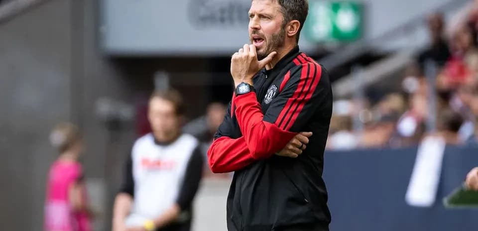 Entrenador observando el partido desde la banda