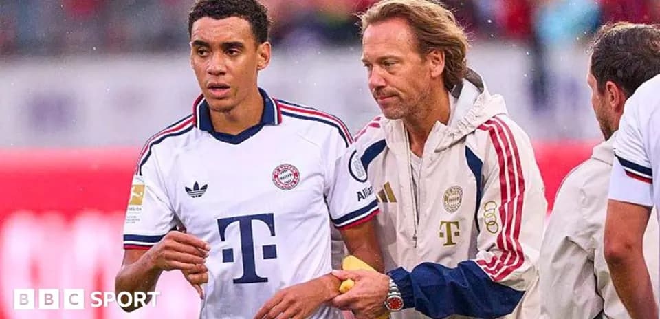 Jugador de Bayern Munich siendo atendido por entrenador