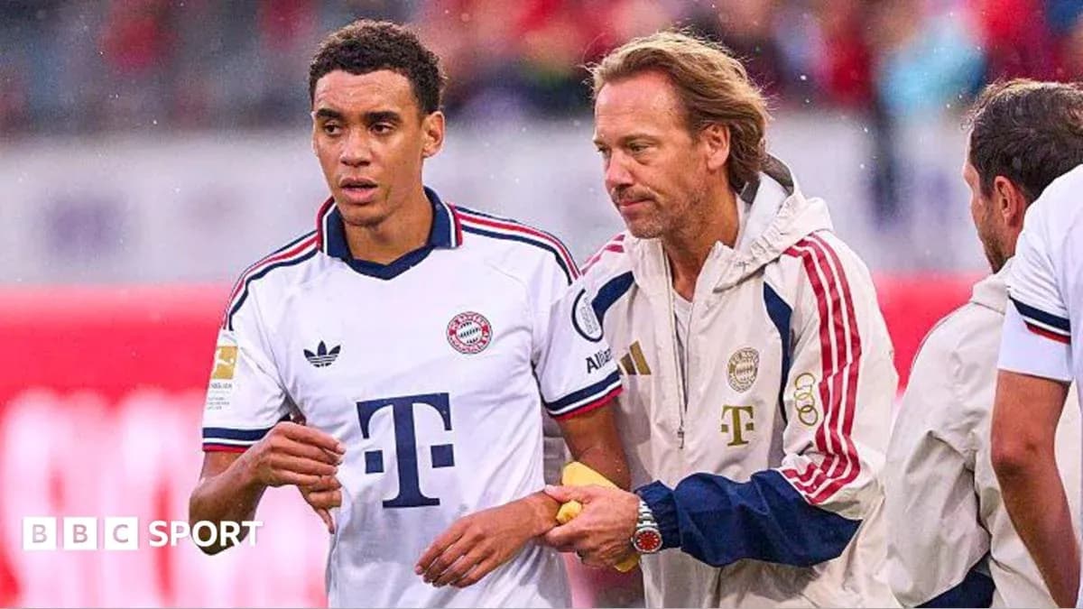 Jugador de Bayern Munich siendo atendido por entrenador