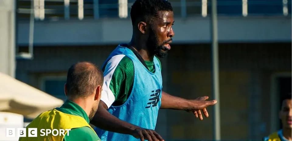 Jugador entrenando con compañeros en la sesión