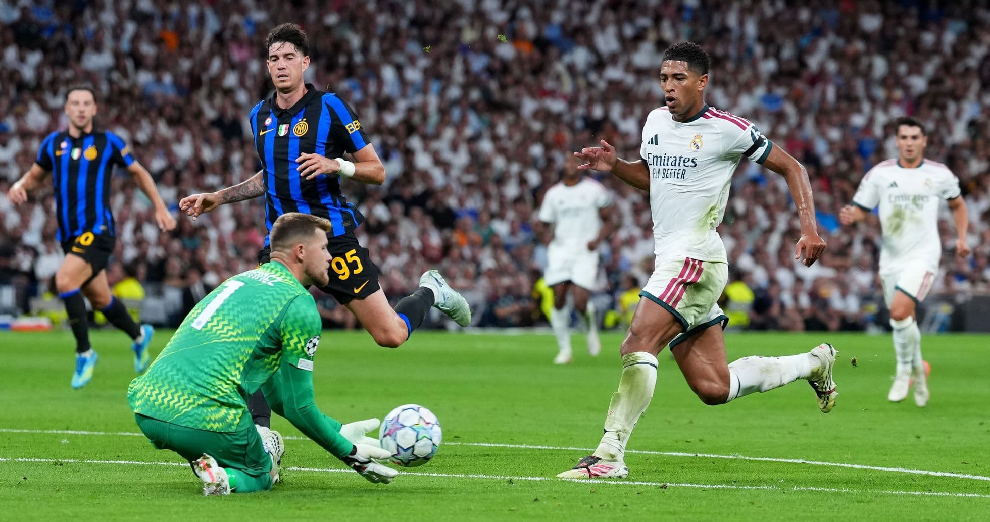 Jugador de Real Madrid avanzando hacia la portería