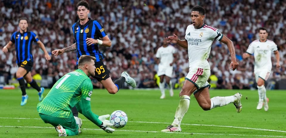 Jugador de Real Madrid avanzando hacia la portería