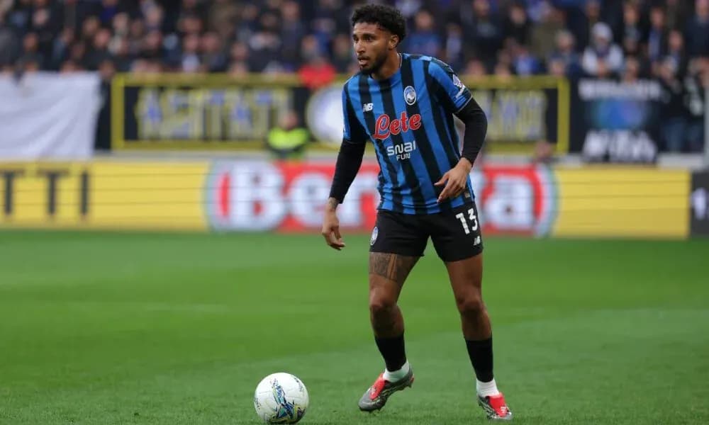 Jugador de Atalanta con balón en el campo