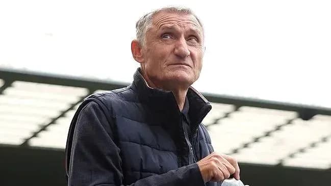 Hombre observando el estadio con expresión pensativa