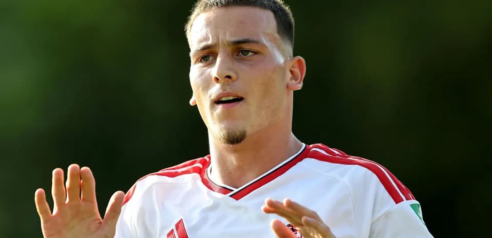 Jugador con camiseta blanca durante entrenamiento