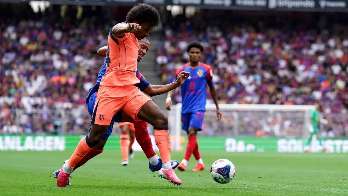 Jugadores compitiendo por el balón en el partido