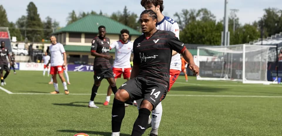 Jugador de Supra du Quebec con balón en el campo
