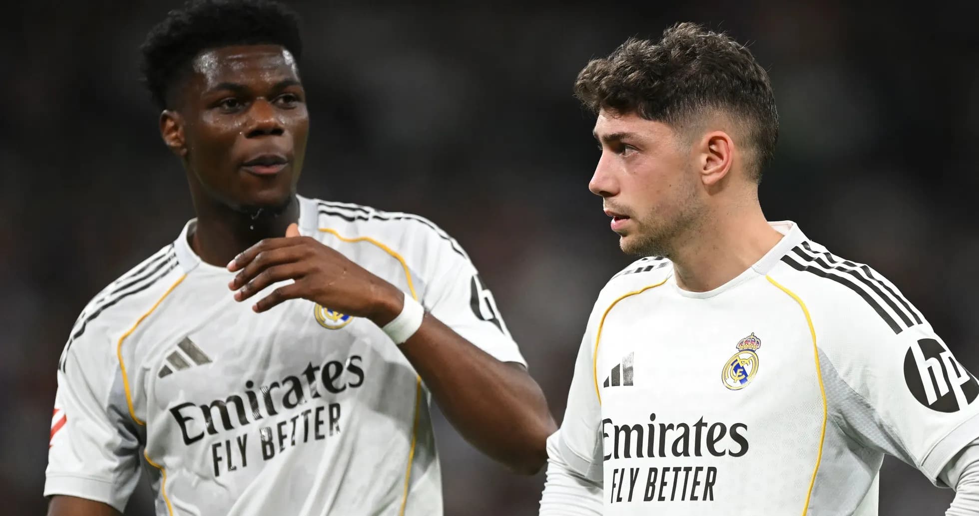 Jugadores de Real Madrid conversando en el campo