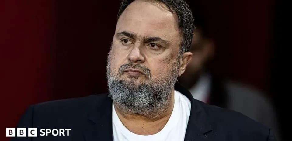 Hombre con barba y chaqueta en conferencia