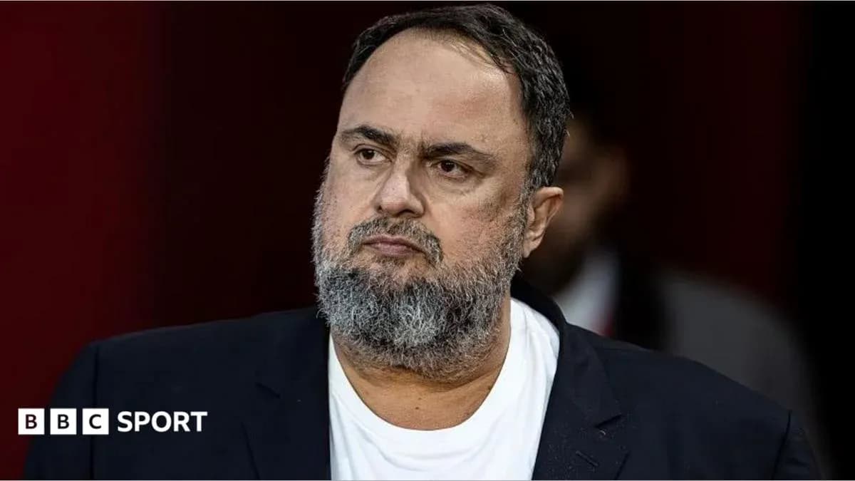 Hombre con barba y chaqueta en conferencia