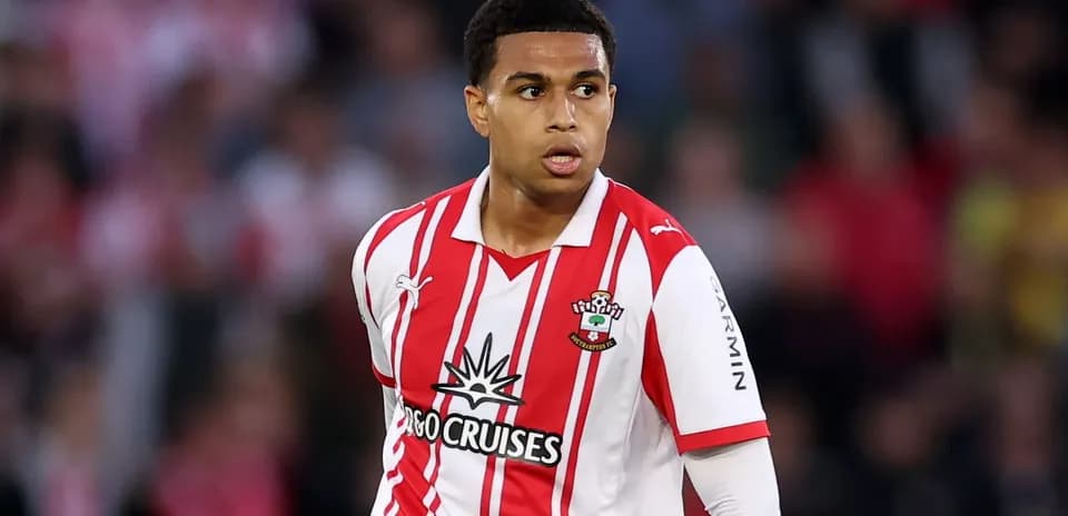 Jugador de Southampton en acción durante un partido