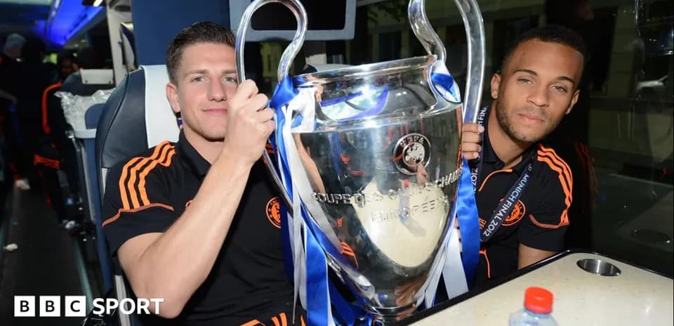 Jugadores sosteniendo la UEFA Champions League en autobús