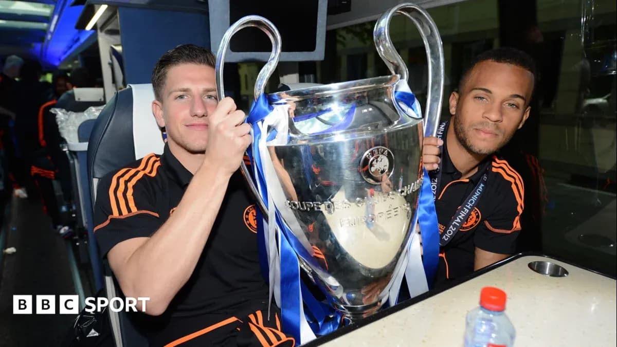 Jugadores sosteniendo la UEFA Champions League en autobús