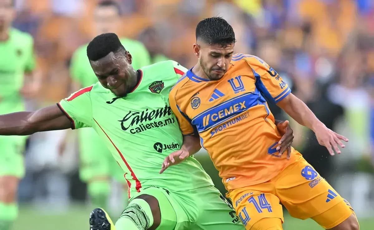 Jugadores de FC Juárez y Tigres UANL en acción Jugadores de FC Juárez y Tigres UANL en acción