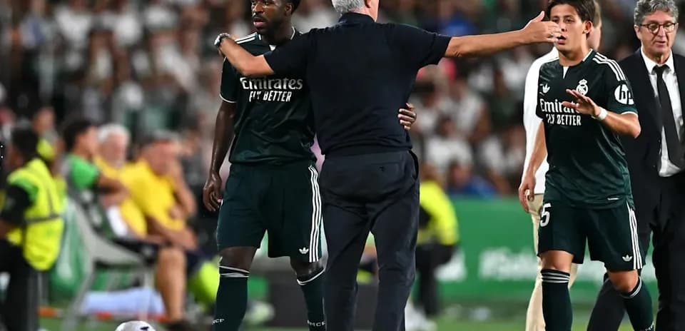 Entrenador instruyendo a jugadores durante el partido