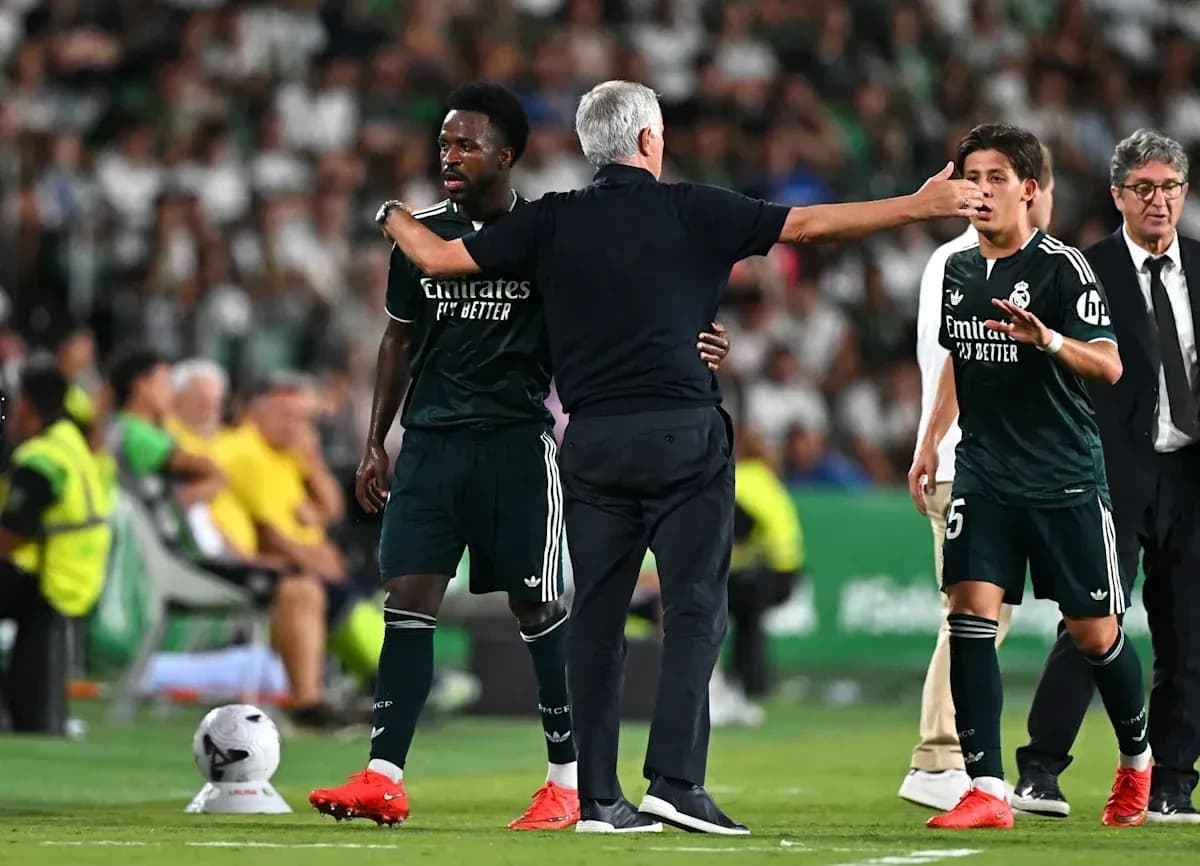 Entrenador instruyendo a jugadores durante el partido