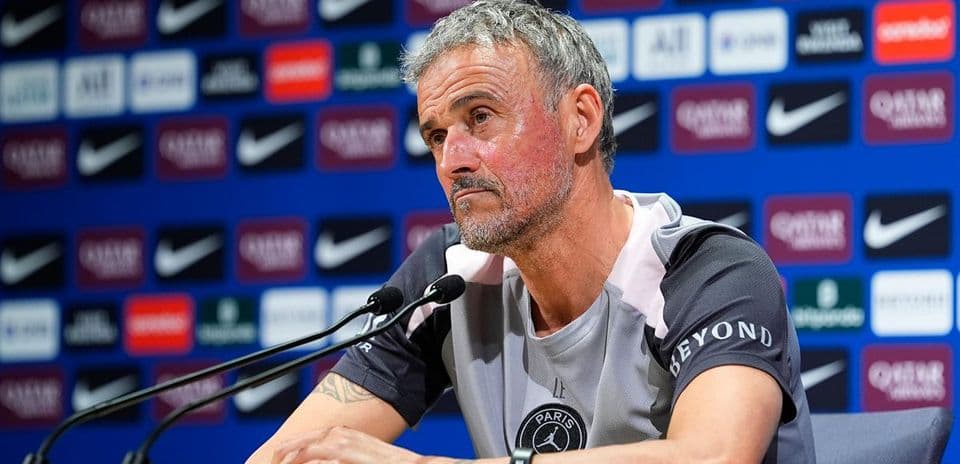 Entrenador en conferencia de prensa con micrófono