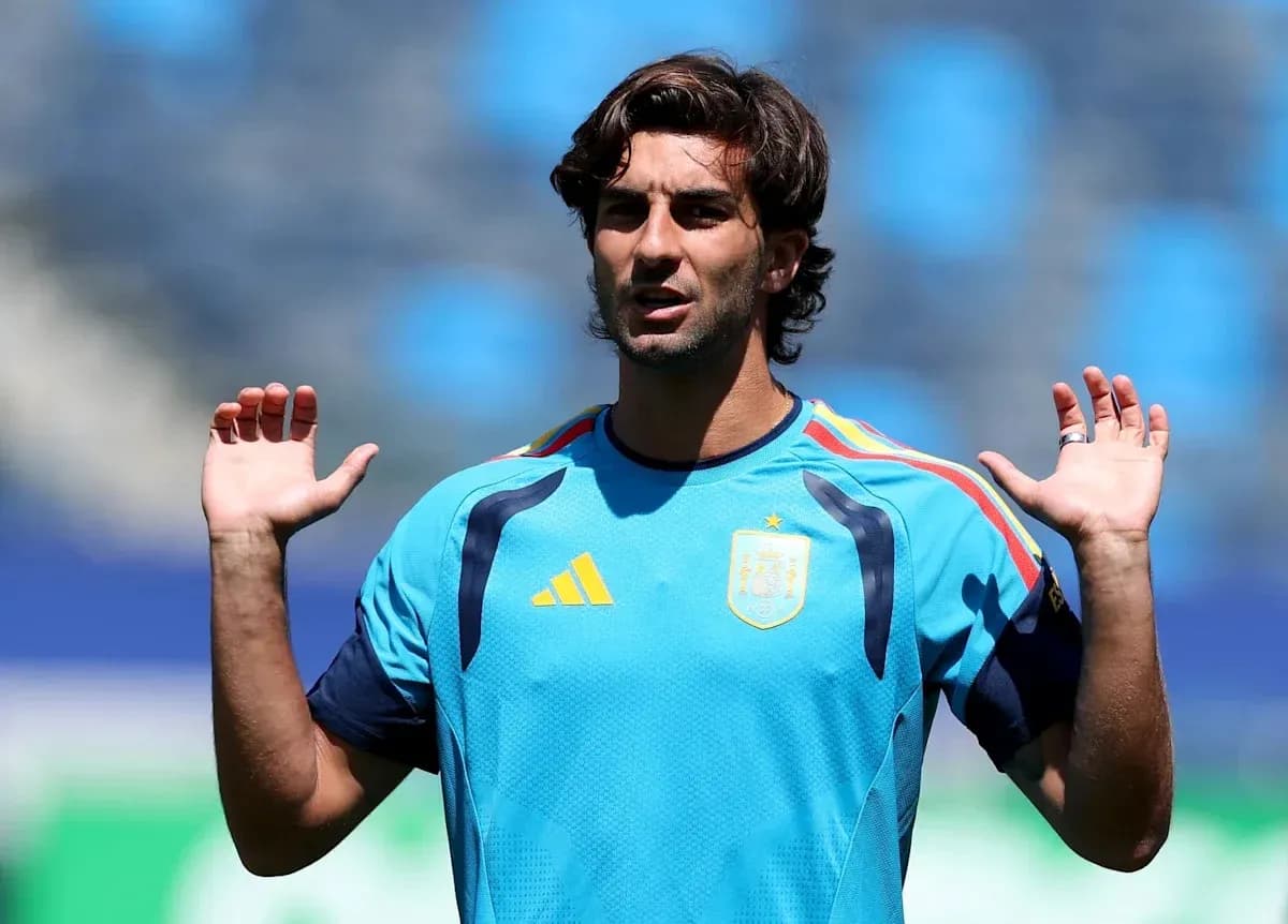 Jugador español entrenando con camiseta azul en campo