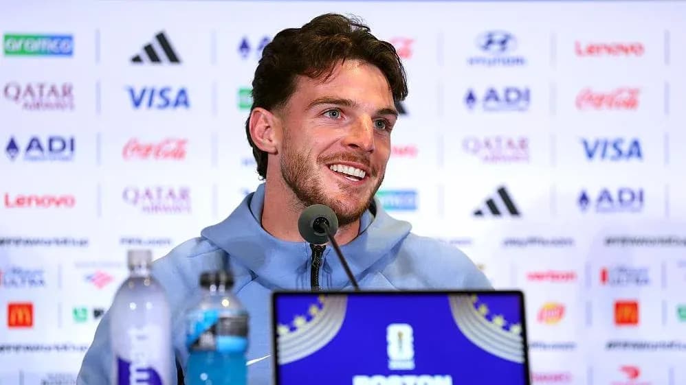 Jugador sonriendo en conferencia de prensa