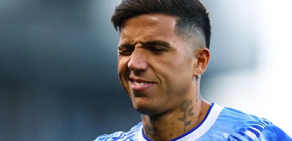 Jugador con camiseta azul durante calentamiento