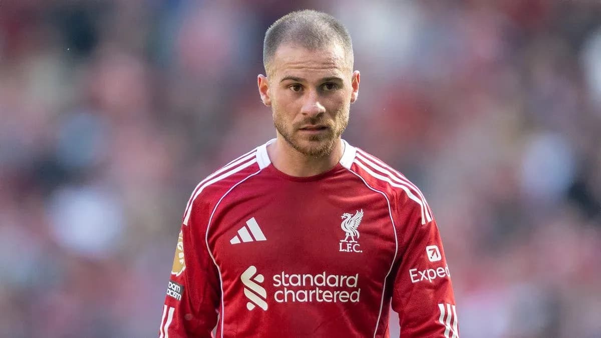Jugador de Liverpool con camiseta roja en el campo