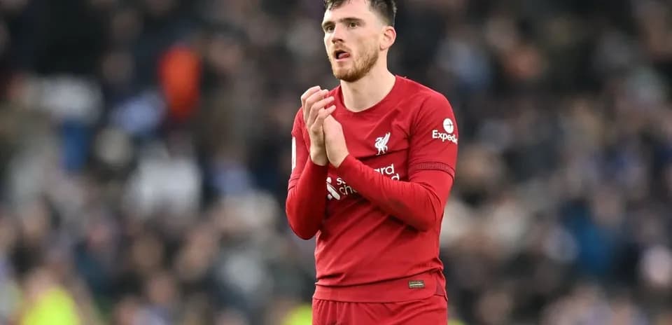 Jugador de Liverpool aplaudiendo tras el partido