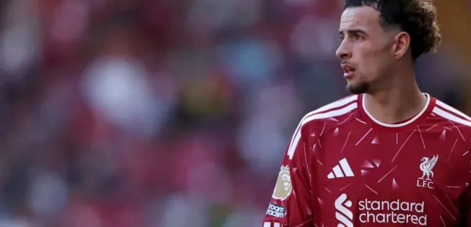 Jugador de Liverpool en el campo durante partido