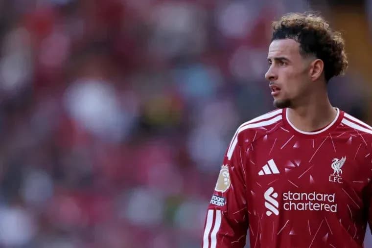 Jugador de Liverpool en el campo durante partido