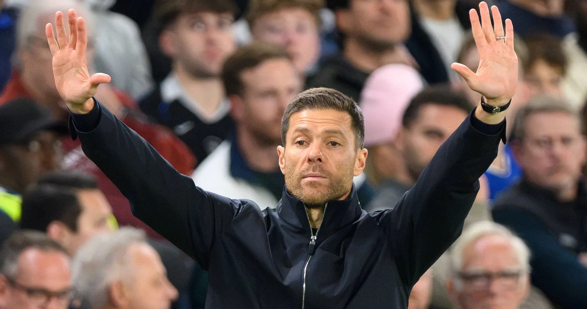 Entrenador gesticulando durante un partido de fútbol