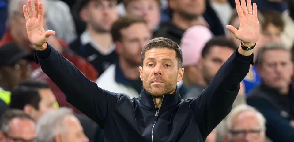 Entrenador gesticulando durante un partido de fútbol