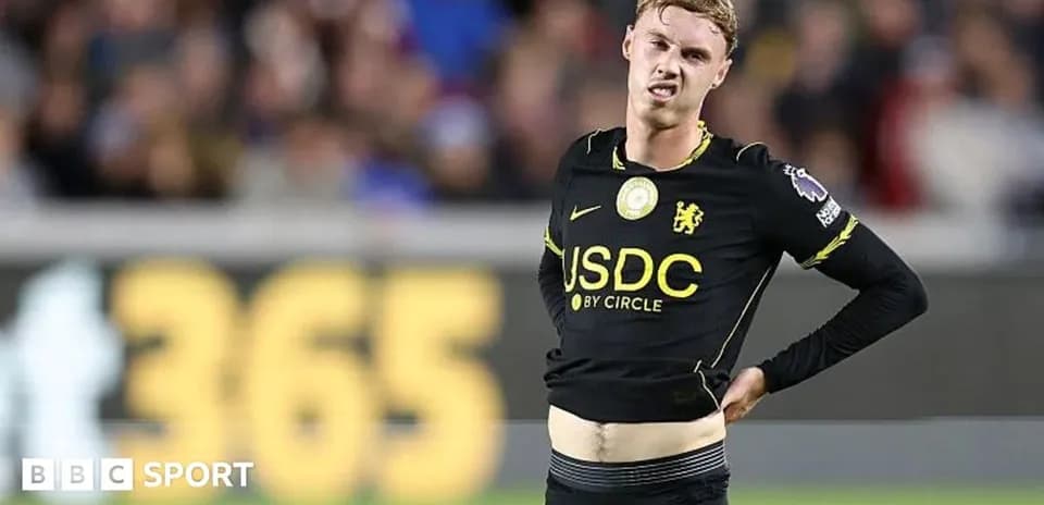 Jugador de fútbol con camiseta negra en el campo
