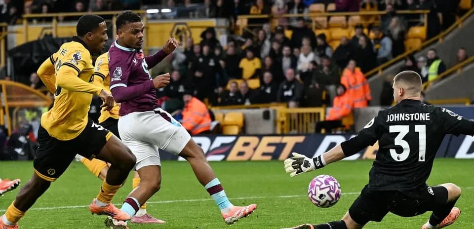 Jugador de Burnley intentando anotar contra Wolves