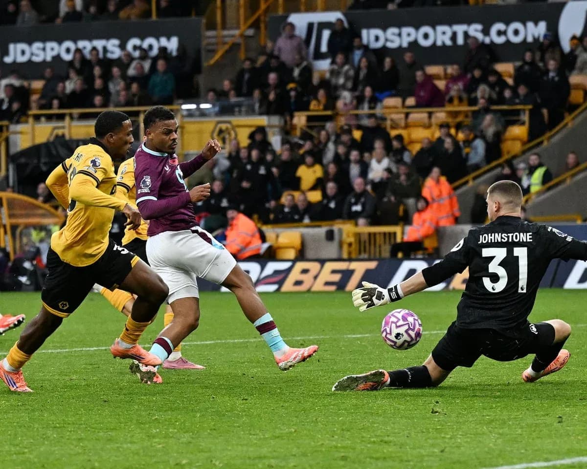 Jugador de Burnley intentando anotar contra Wolves