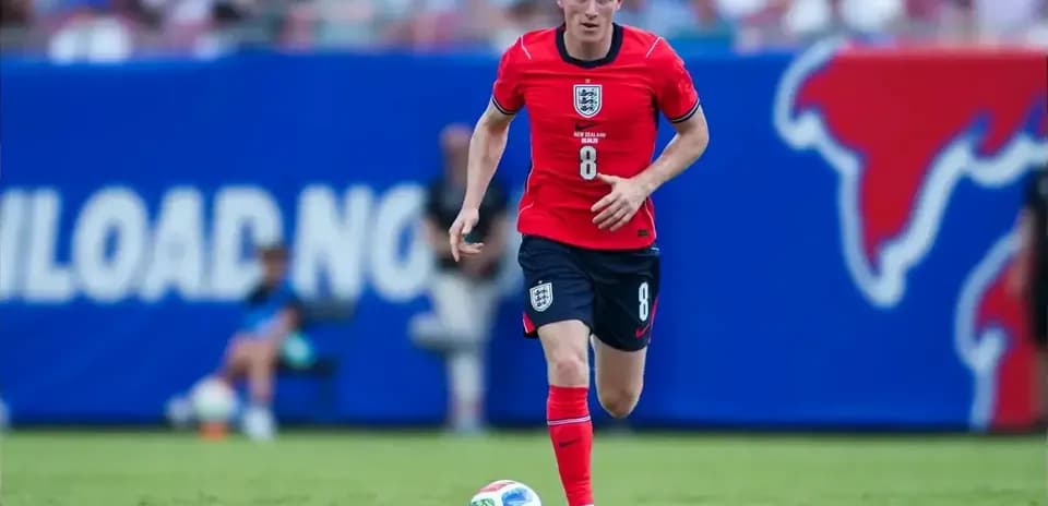 Jugador de Inglaterra corriendo con balón en el campo