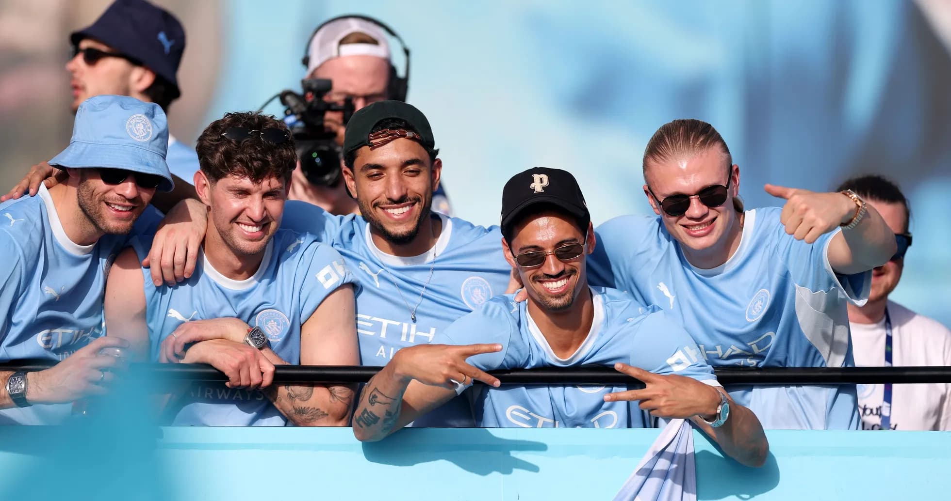 Cinco aficionados de Manchester City sonriendo juntos