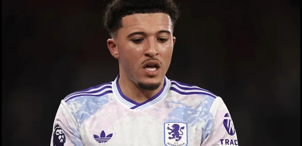 Jugador de Aston Villa en acción durante partido